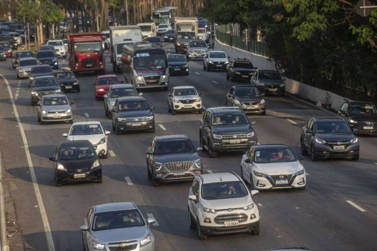 Na imagem, movimentação de carros na Marginal do Pinheiros, em São Paulo