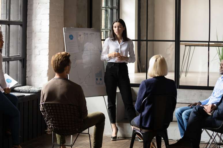 Em um cenário predominantemente masculino, é essencial que as mulheres expressem suas opiniões com confiança e determinação 