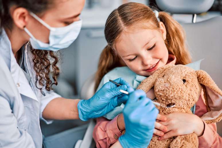 A ida ao dentista é importante para garantir a saúde dos dentes das crianças 