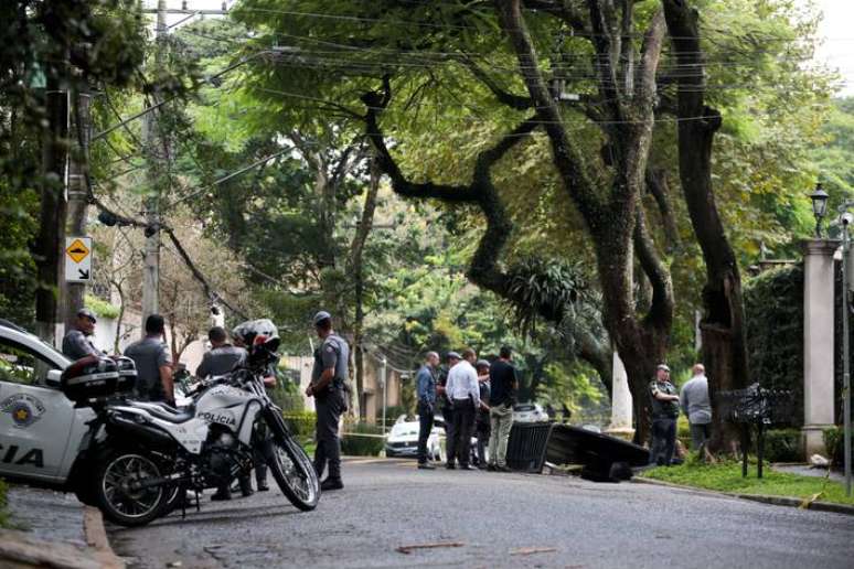 Port&atilde;o da casa foi atingido por ve&iacute;culo conduzido por suspeito. Carro pegou fogo e ele morreu carbonizado