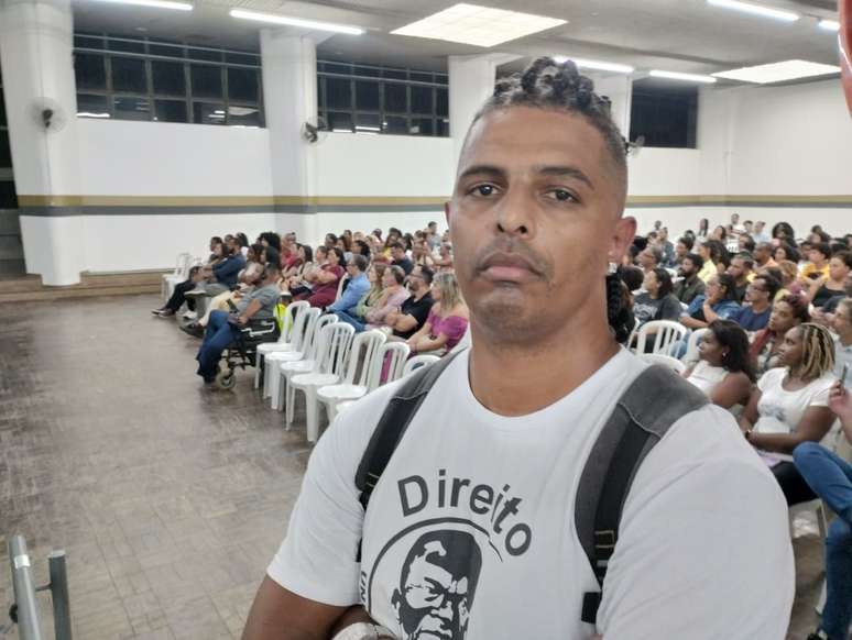 No antigo salão de festas do Clube de Regatas Tietê, que proibiu negros, Anderson Barbosa, estudante de Direito, assiste palestra sobre “lugar de fala”