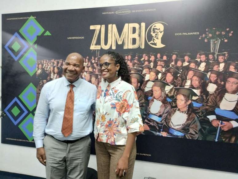 Reitor José Vicente e a filósofa Djamila Ribeiro. A foto ao fundo é da primeira turma formada pela Zumbi dos Palmares.