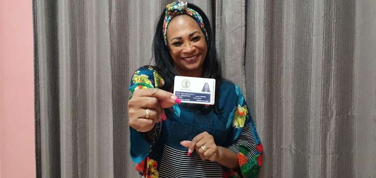 Sonia Maria da Silva, a primeira aluna a se matricular na Universidade Zumbi dos Palmares, mostra sua carteirinha
