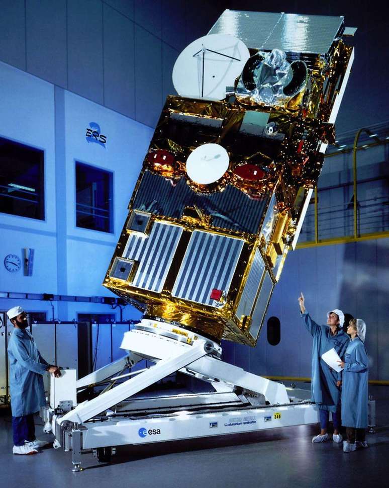 A empresa alemã Dornier (agora parte da Airbus) liderou a montagem dos satélites ERS