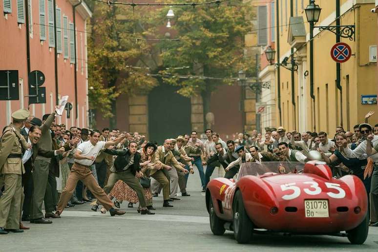 Apesar de ter a corrida como clímax, Ferrari não é um filme comum sobre automobilismo, mas sim sobre o momento mais crítico da história da montadora, ainda em seus primeiros anos (Imagem: Divulgação/Diamond Films)