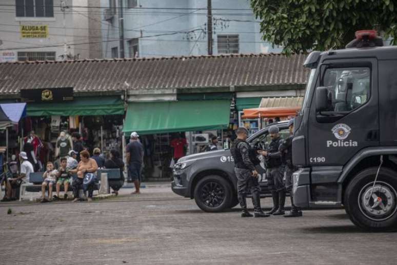 Policiais realizam atividade de patrulha durante a primeira fase da operação Escudo, em julho de 2023.