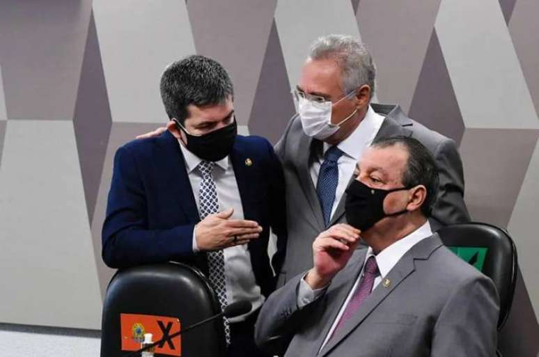 Omar Aziz (sentado), presidente da CPI da Covid; Randolfe Rodrigues, vice-presidente da comissão (à esquerda); e o relator Renan Calheiros.