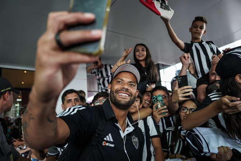 Hulk foi ovacionado por torcedores durante desembarque do Atlético em Brasília na última semana 