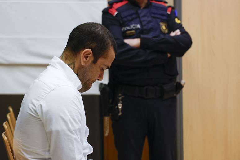 Daniel Alves: Jogador marca presença no tribunal para julgamento (Photo by ALBERTO ESTEVEZ/POOL/AFP via Getty Images)