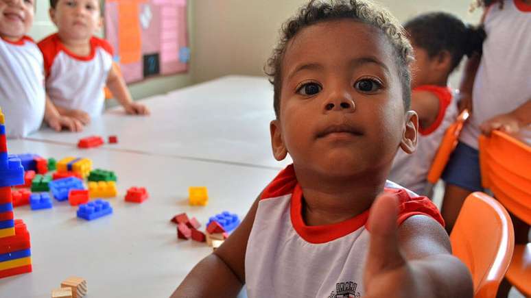 Criança aprendendo em creche