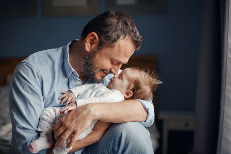 Todos os membros da família devem ajudar a cuidar do bebê 