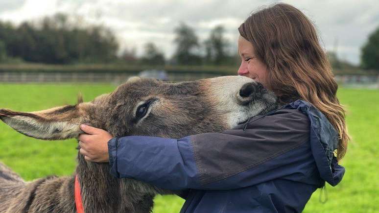 Janneke Merkx com um dos jumentos do santuário de Devon