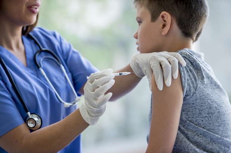 Crianças podem ser vacinadas contra dengue na escola a partir de março
