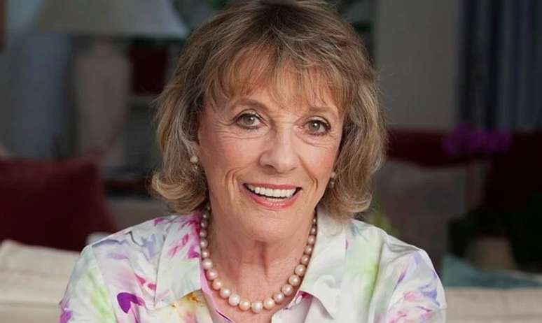 A apresentadora Esther Rantzen suscita debate no Reino Unido sobre o direito a não querer um final de vida com sofrimento prolongado