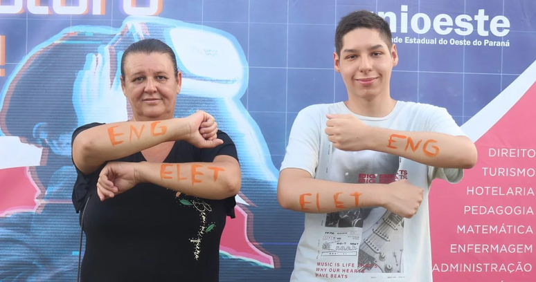 Vitor Cagol, de 17 anos, realizará o sonho de cursar Engenharia Elétrica em uma instituição pública ao lado da mãe, Irene Cagol, de 51 anos