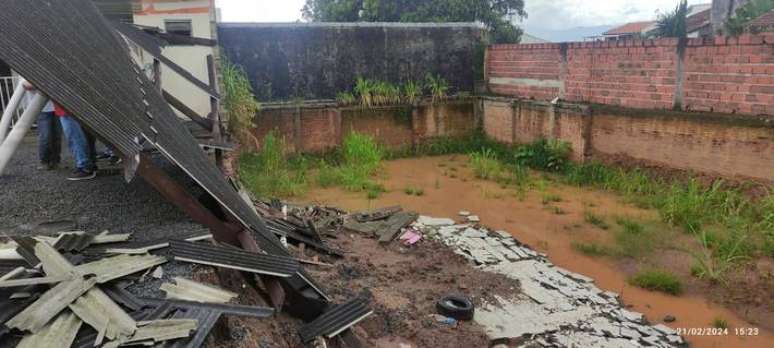 No munic&iacute;pio de Aparecida, tamb&eacute;m houve registro de um deslizamento de talude que atingiu os fundos de uma resid&ecirc;ncia.