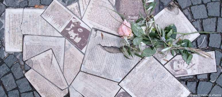 Diante da Universidade Ludwig-Maximilian de Munique, memorial lembra folhetos do grupo de resistência Rosa Branca