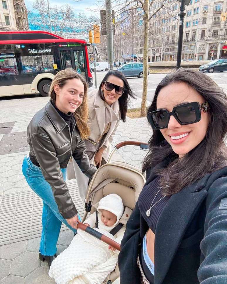 Bruna Biancardi mostra passeio com Carol Dantas em Barcelona.