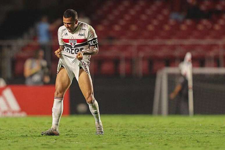 Daniel Alves dizia que realizava sonho ao jogar no São Paulo por ser seu 'clube do coração'.