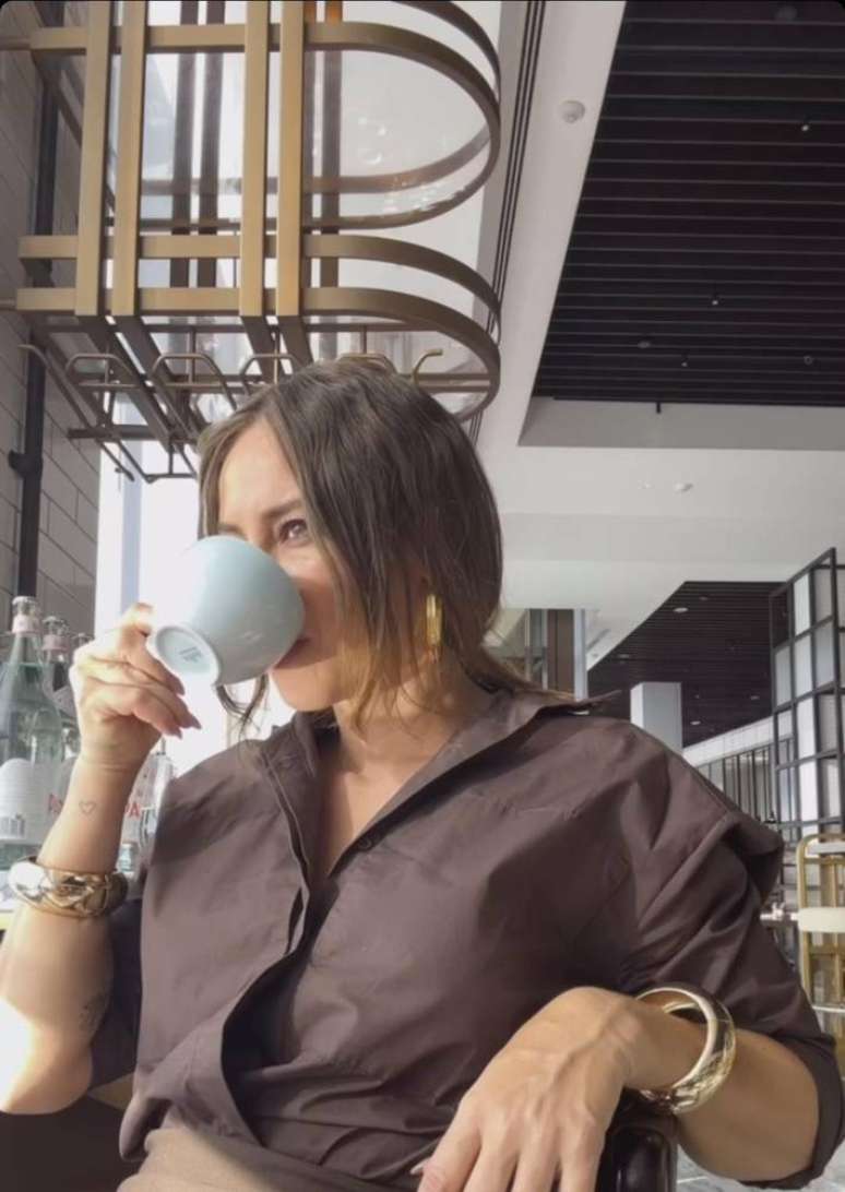 Paolla Oliveira drinks a coffee in the hotel