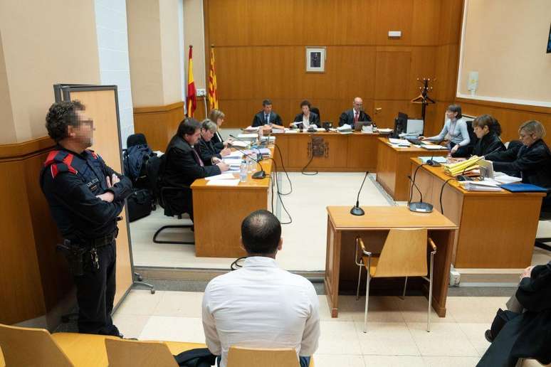 Daniel Alves durante julgamento no Tribunal de Barcelona em 5 de fevereiro de 2024