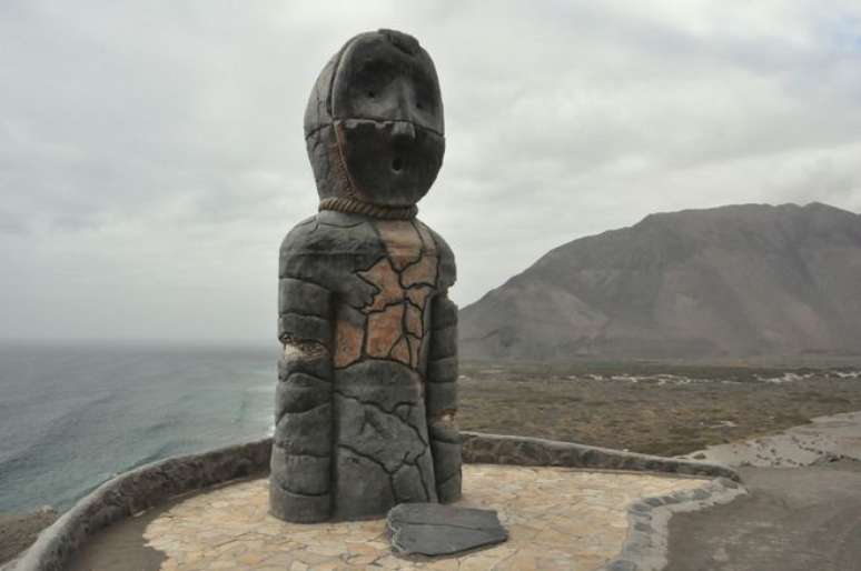 A escultura "Múmia Guardiã", em Caleta Camarones, no Chile, mostra como eram as máscaras e cobertura dos mortos tratados pelos Chinchorro (Imagem: Yastay/CC-BY-4.0)