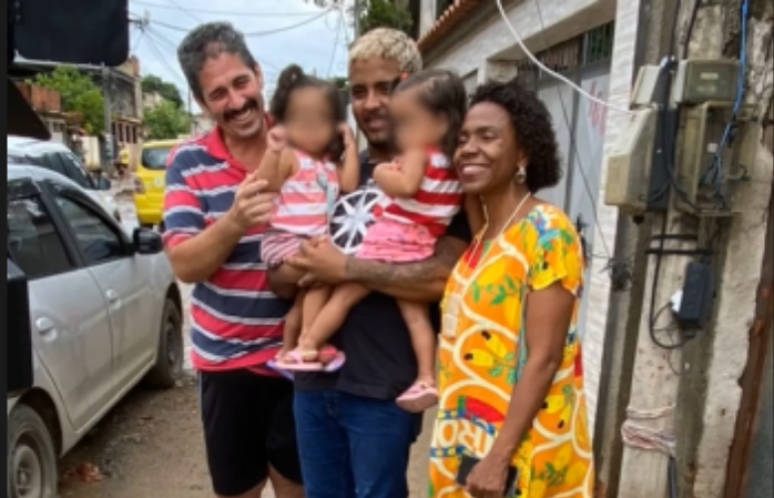 Marcos Vinicius posou para foto carregando as filhas de Berlandia no colo.