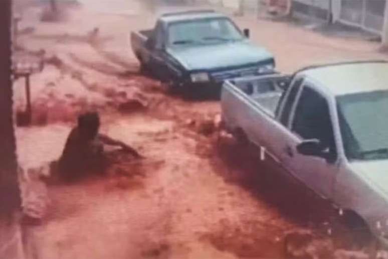 Uma mulher de 51 anos morreu após ser arrastada pela enxurrada durante um temporal que atingiu a cidade de Aparecida