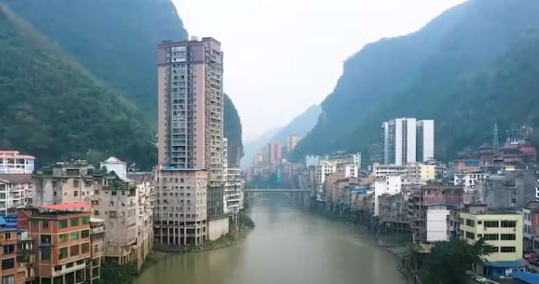 Considerada "a cidade mais estreita do mundo", Yanjin fica espremida às margens de um rio na China