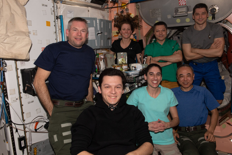 Membros da Expedição 70 na Estação Espacial Internacional; na foto, estão Konstantin Borisov, Jasmin Moghbeli, Satoshi Furukawa, Andreas Mogensen, Loral O’Hara, Oleg Kononenko e Nikolai Chub (Imagem: Reprodução/Oleg Kononenko and Nikolai Chub)