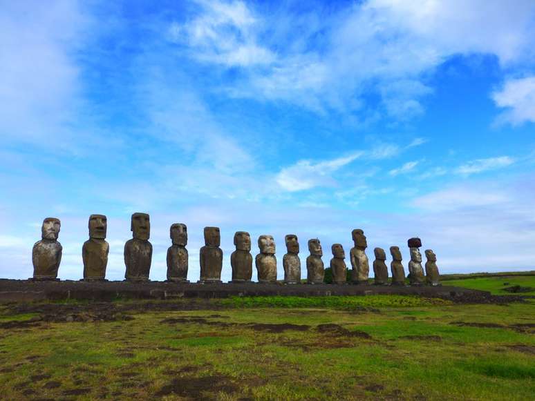 A Ilha de Páscoa é famosa pelos moai, esculturas enormes em formato de cabeças humanas (Imagem: Unsplash/Emerson Moretto)