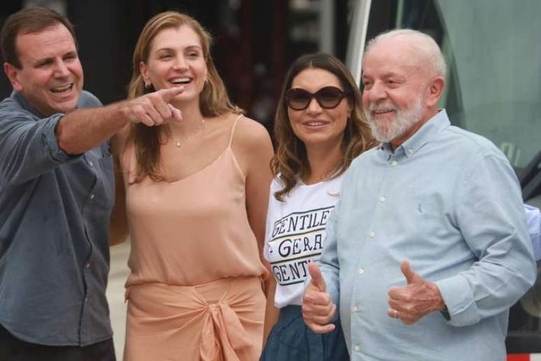 Eduardo Paes, Cristine Paes, Janja e Lula em frente ao Terminal Intermodal Gentileza