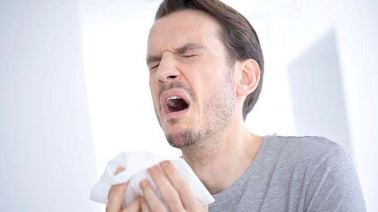Espirros frequentes estão entre os principais sintomas de rinite