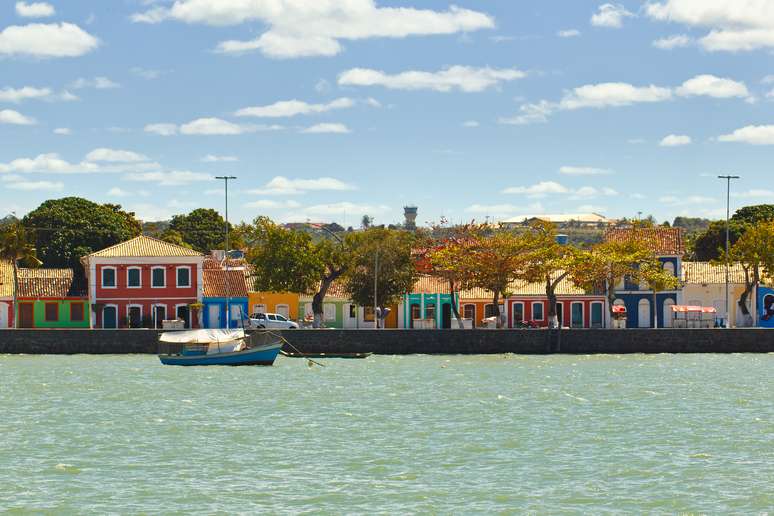 O Centro Histórico de Porto Seguro fica de frente para a foz do Rio Bunharém, lá está a Passarela do Descobrimento