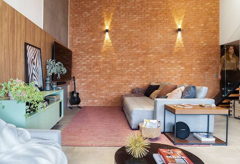 Busque um sofá retrátil com bons materiais, como madeira de eucalipto e percintas italianas – Projeto: Mageste & Blinovas Arquitetura | Foto: Henrique Hansmann