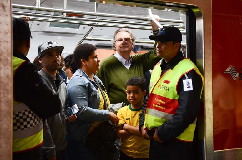 Torcedores no metrô de São Paulo vão ao estádio do Corinthians. Futebol vem deixando de ser acessível ao cidadão comum.