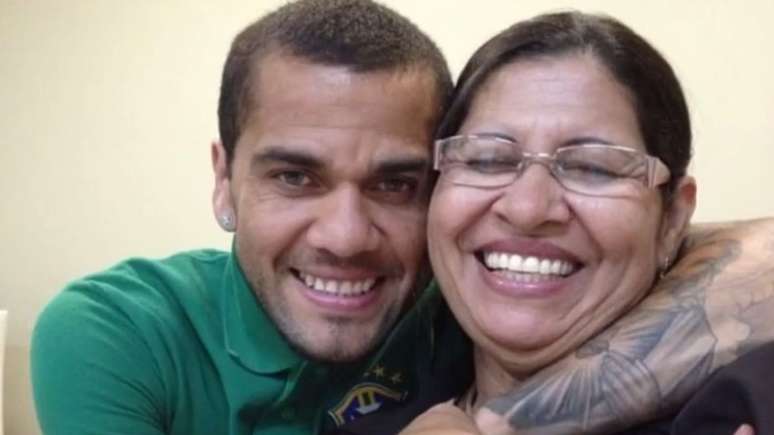 Mãe de Daniel Alves já expôs vítima que acusou o filho de estupro