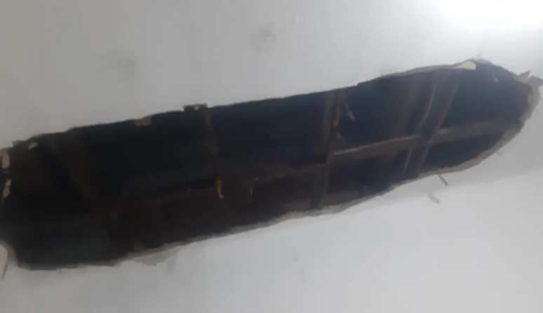 O buraco que ficou no teto da casa atingida
