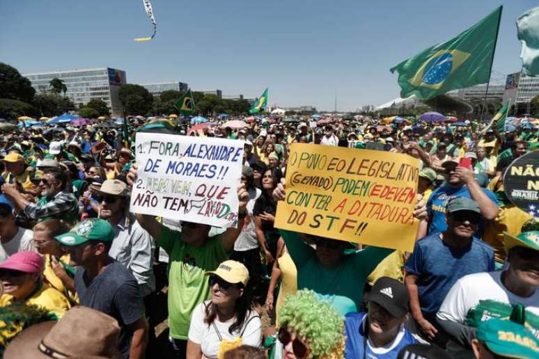 Cartazes com críticas ao ministro Alexandre de Moraes e ao Supremo Tribunal Federal (STF) são comuns em atos bolsonaristas. Neste domingo, 25, o ex-presidente pediu para que apoiadores não levem manifestações "contra ninguém", focando como tema do ato a sua defesa – Bolsonaro e aliados são investigados por tentativa de golpe de Estado.