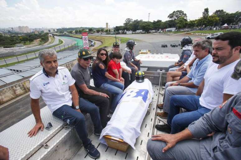 Corpo do ex-piloto Wilson Fittipaldi, (Wilsinho) é levado em carro do corpo de bombeiros para volta no circuito da pista do autódromo de Interlagos.