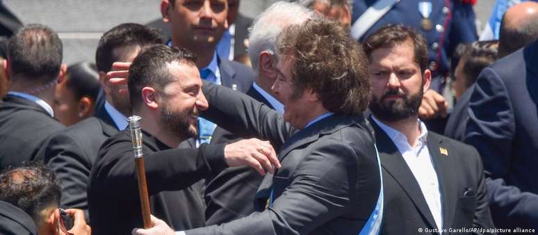 Zelenski e Milei em Buenos Aires, observados pelo chileno Boric: presidente argentino quer cúpula regional de apoio a Kiev