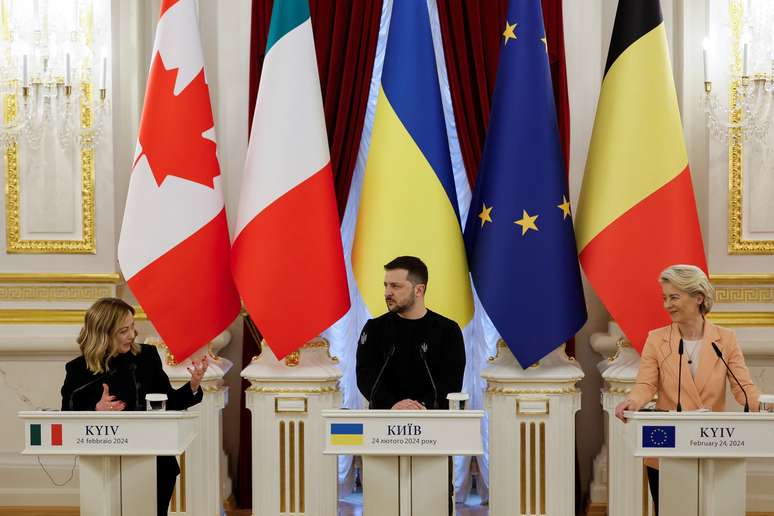 O presidente da Ucrânia, Volodymyr Zelenskiy, a presidente da Comissão Europeia, Ursula von der Leyen, e a primeira-ministra italiana Giorgia Meloni em coletiva de imprensa, no segundo aniversário da invasão Russa à Ucrânia, em Kiev, neste sábado, 24 de fevereiro de 2024.