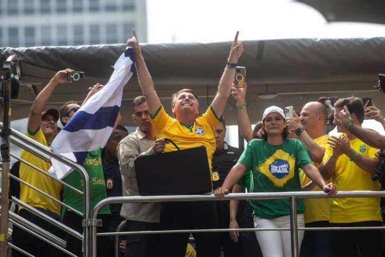 TB SAO PAULO SP 25/02/2024 POLÍTICA - ATO PRO BOLSONARO - Manifestação com a presença do mesmo e de governadores, deputados e ex-ministros na Avenida Paulista, próximo ao Masp. NA FOTO BOLSONARO E MICHELLE BOLSONARO FOTO TABA BENEDICTO / ESTADAO