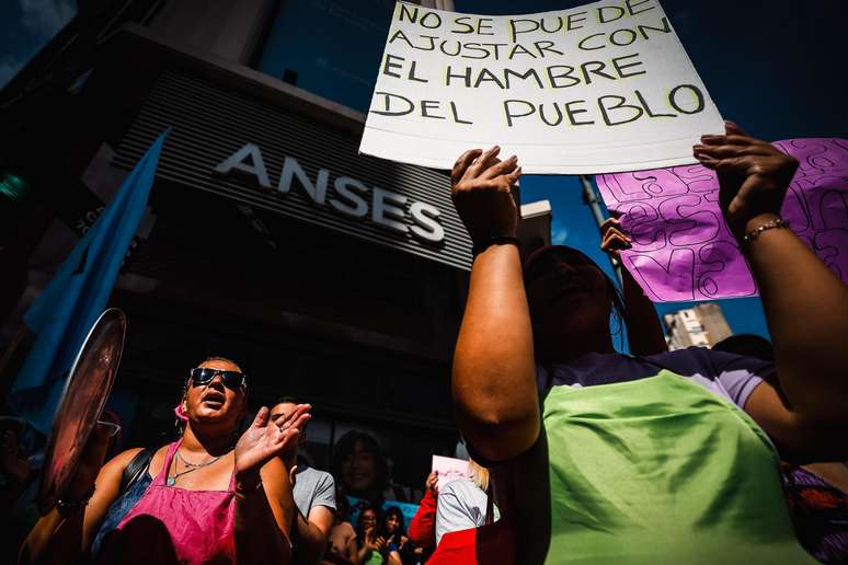 Milei enfrentou dezenas de protestos e até uma greve geral nos primeiros dois meses