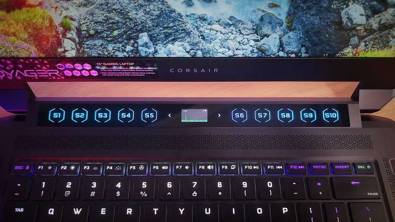 Ao centro da S-Key Macro Bar há um mini display que permite monitorar informações do notebook (Imagem: Felipe Vidal/Canaltech)