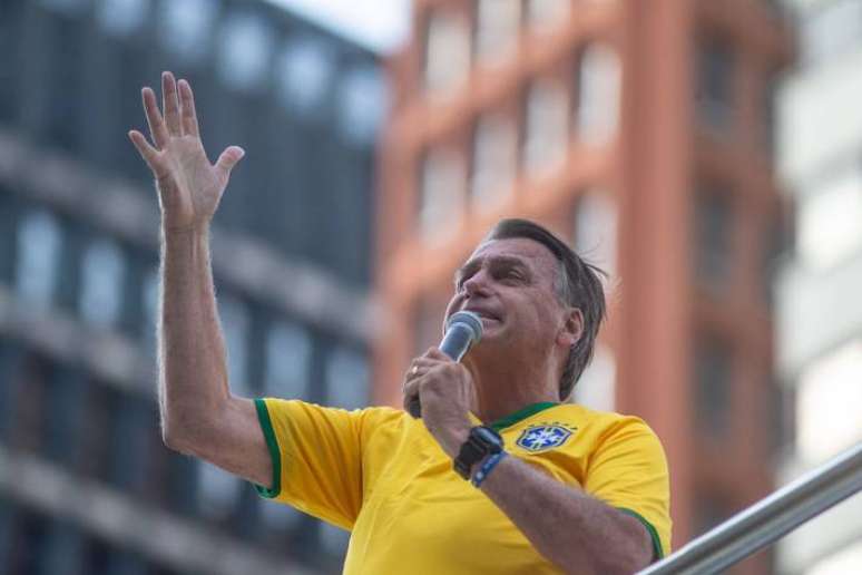 Jair Bolsonaro discursa em ato na Avenida Paulista neste domingo, 25