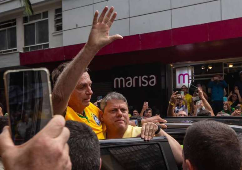 Jair Bolsonaro e Tarcísio de Freitas em ato na Paulista neste domingo, 25