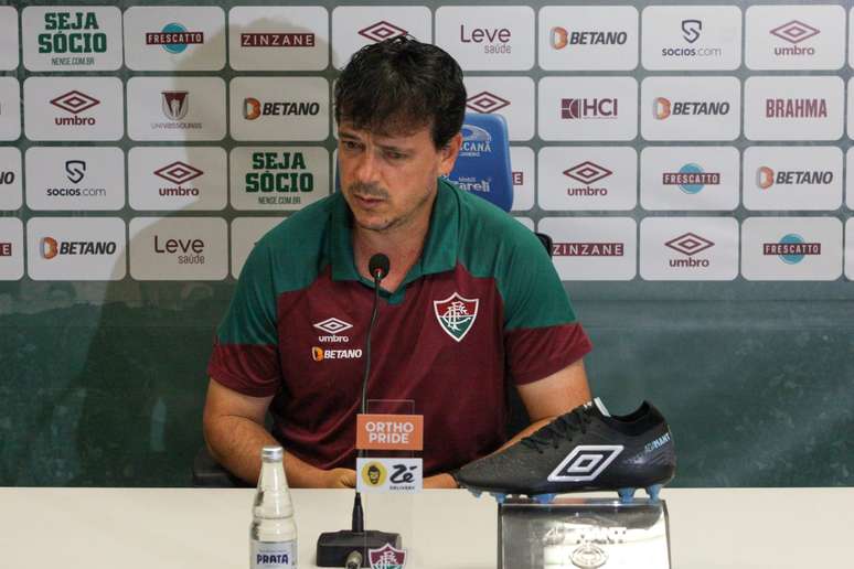 Fernando Diniz destacou cansaço do Fluminense na coletiva após derrota para o Flamengo 