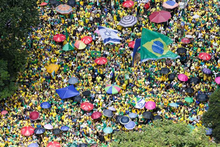 Apoiadores de Bolsonaro lotam a paulista 