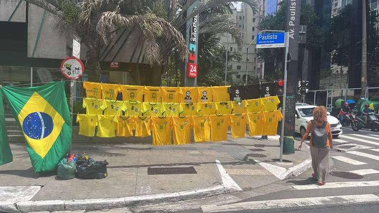 Camisas do Brasil são vendidas na Paulista 